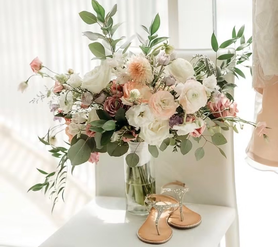 Blush and peach bouquet in a glass vase